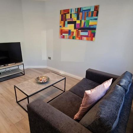 Cosy Flats Near Heathrow, Group Bookings Available With Parking Space Hounslow Exterior photo