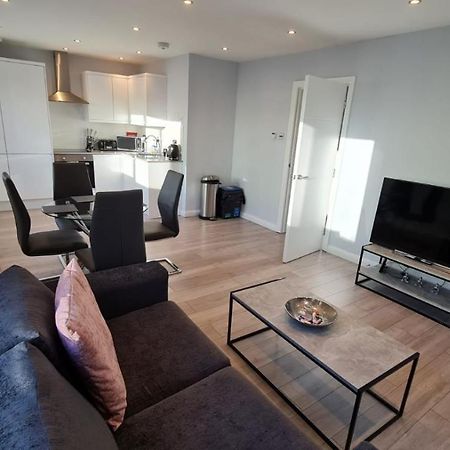 Cosy Flats Near Heathrow, Group Bookings Available With Parking Space Hounslow Exterior photo
