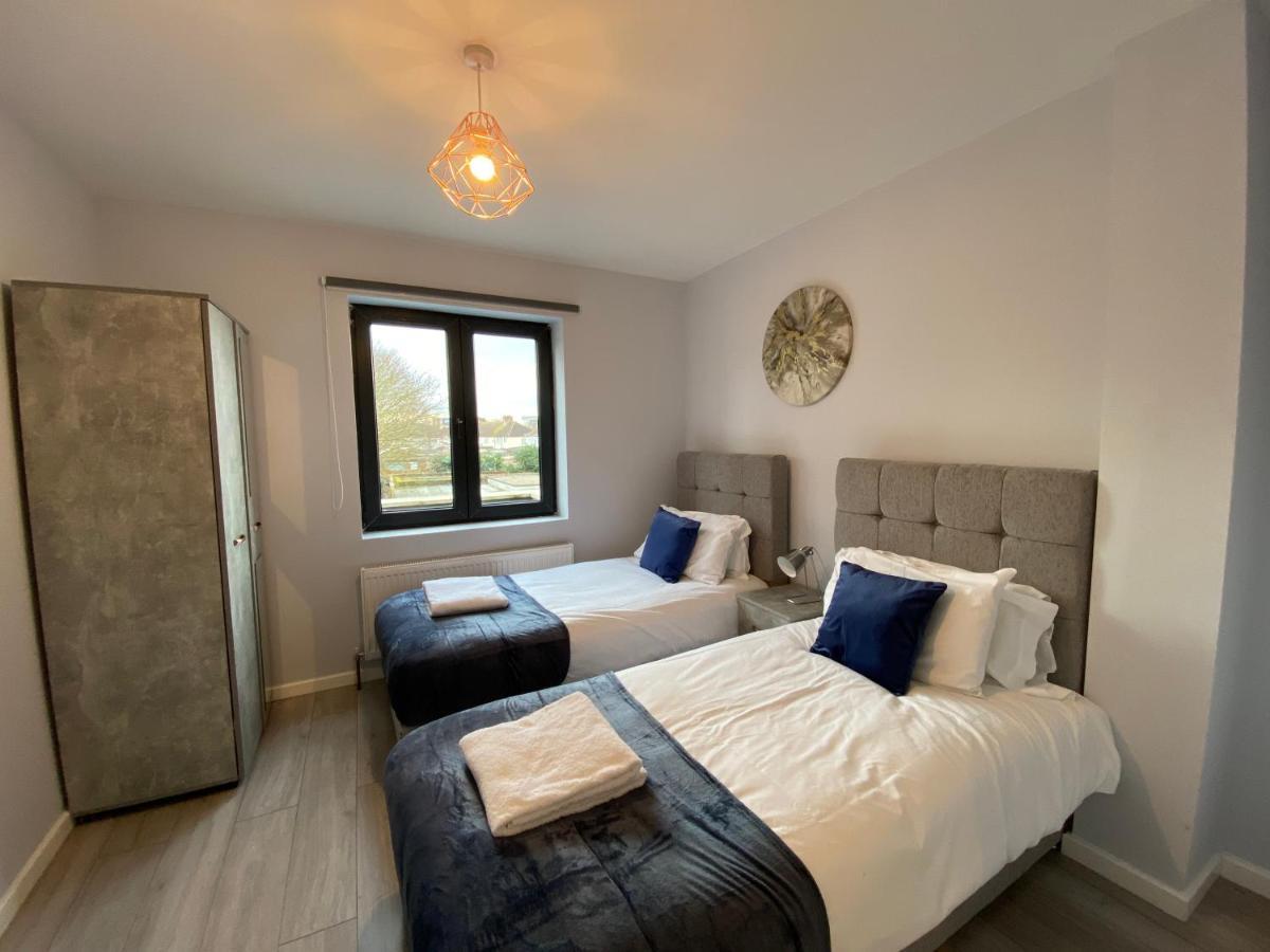 Cosy Flats Near Heathrow, Group Bookings Available With Parking Space Hounslow Exterior photo