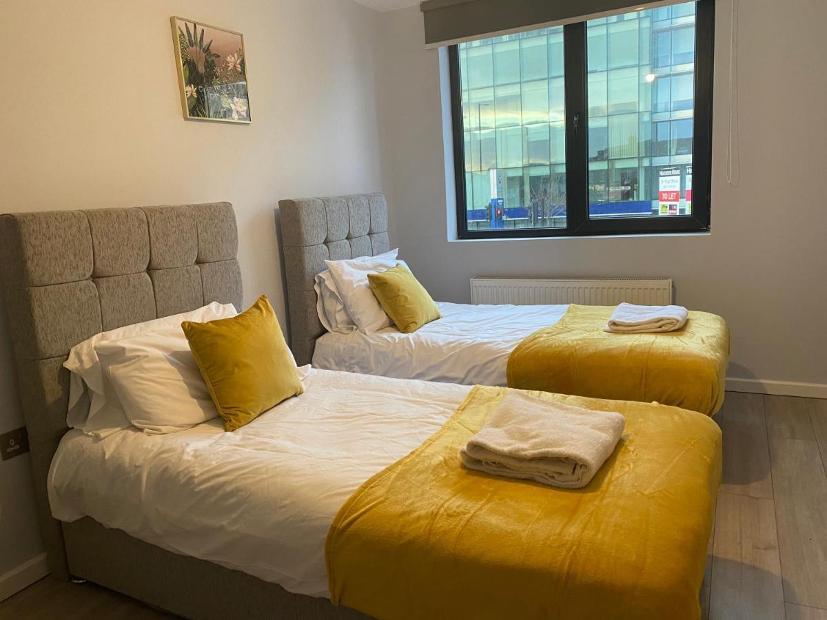 Cosy Flats Near Heathrow, Group Bookings Available With Parking Space Hounslow Exterior photo