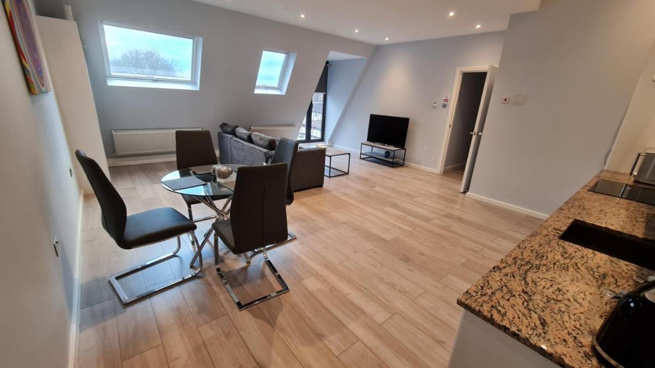 Cosy Flats Near Heathrow, Group Bookings Available With Parking Space Hounslow Exterior photo