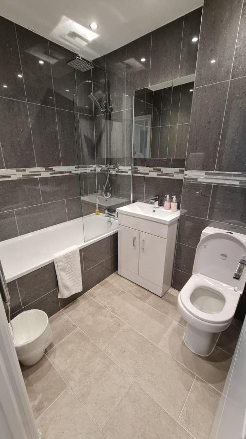 Cosy Flats Near Heathrow, Group Bookings Available With Parking Space Hounslow Exterior photo