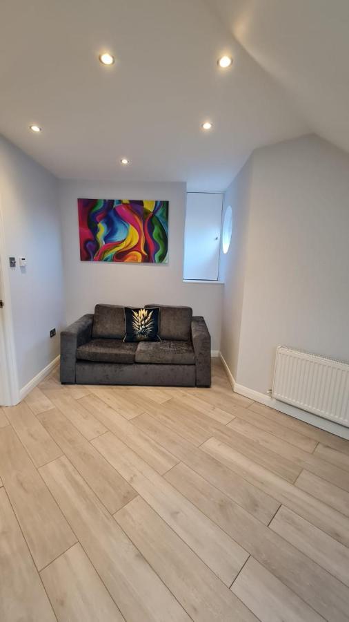 Cosy Flats Near Heathrow, Group Bookings Available With Parking Space Hounslow Exterior photo
