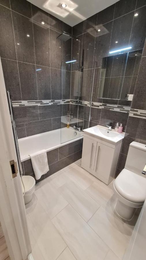 Cosy Flats Near Heathrow, Group Bookings Available With Parking Space Hounslow Exterior photo