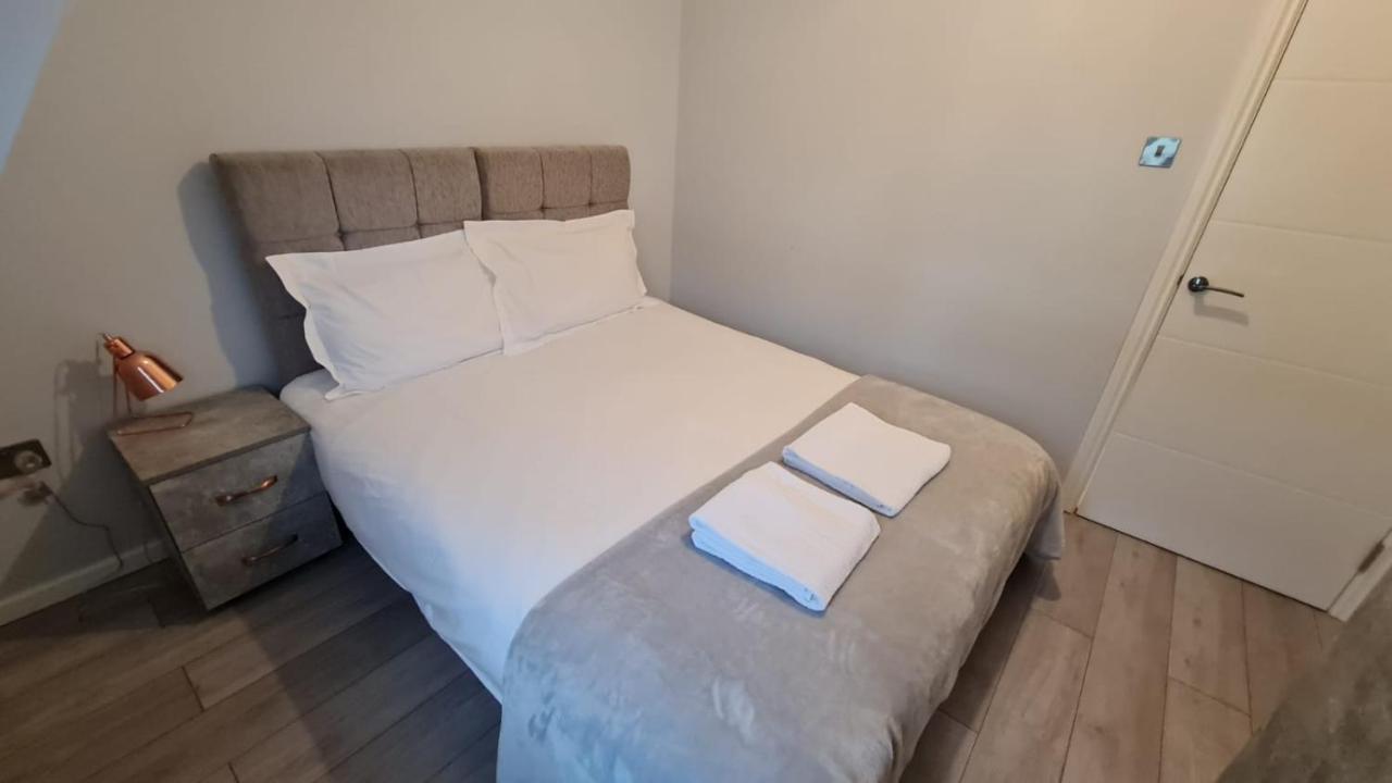 Cosy Flats Near Heathrow, Group Bookings Available With Parking Space Hounslow Exterior photo