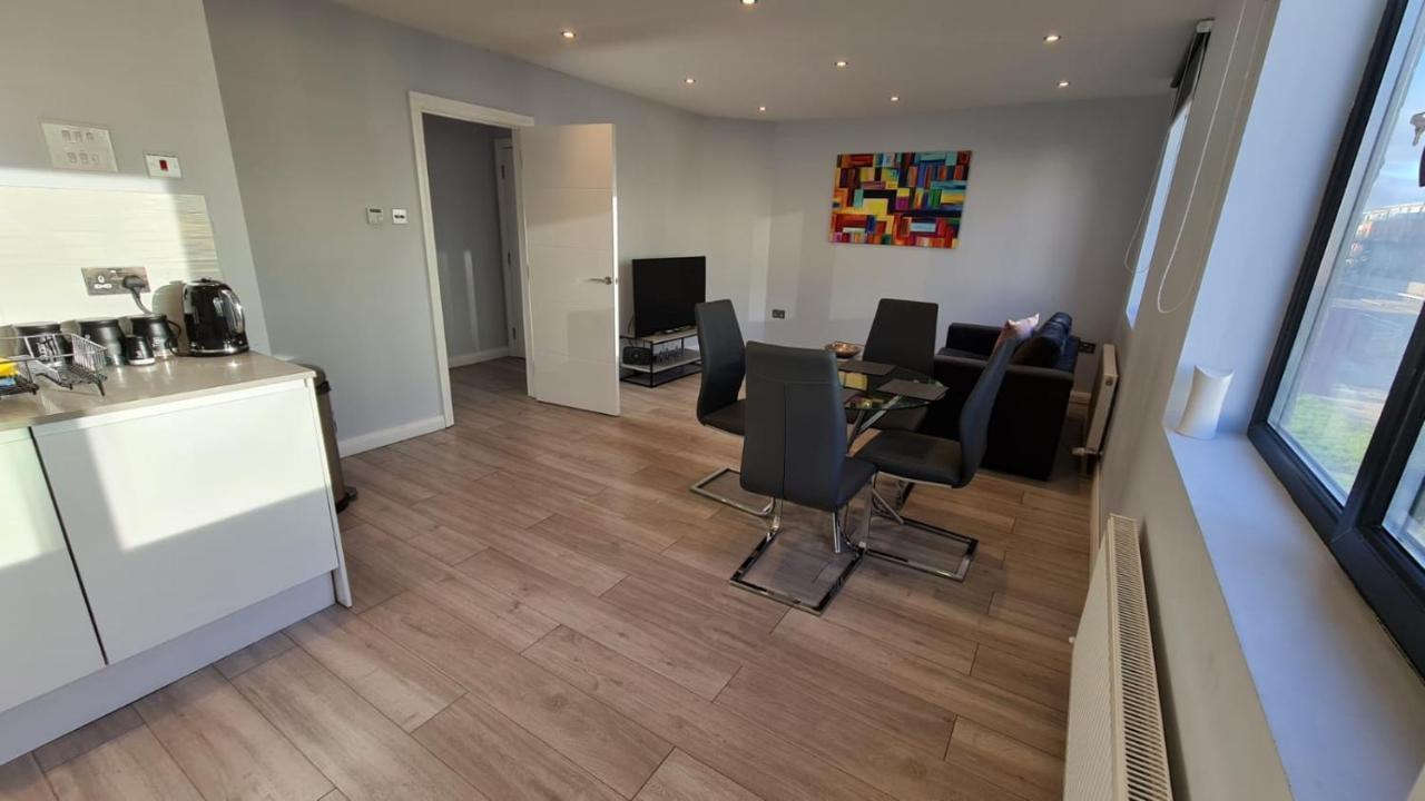 Cosy Flats Near Heathrow, Group Bookings Available With Parking Space Hounslow Exterior photo