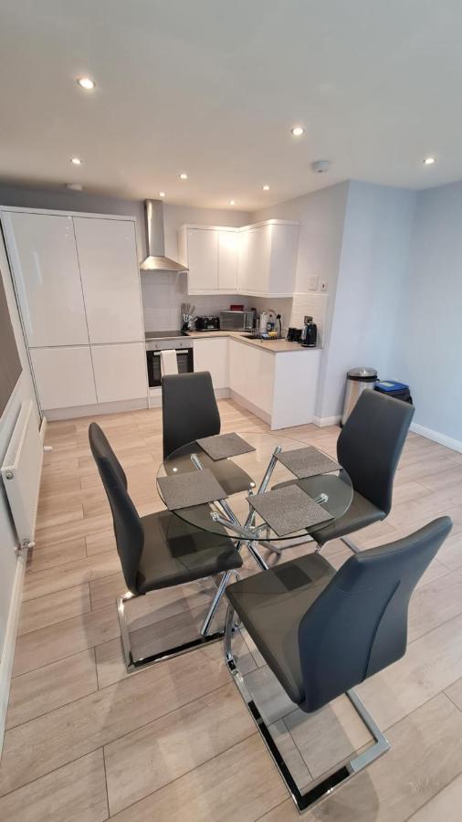 Cosy Flats Near Heathrow, Group Bookings Available With Parking Space Hounslow Exterior photo