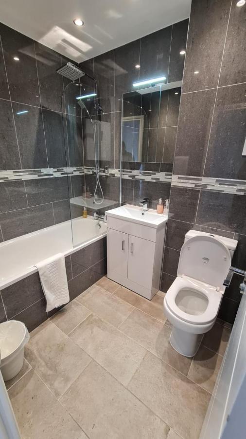Cosy Flats Near Heathrow, Group Bookings Available With Parking Space Hounslow Exterior photo