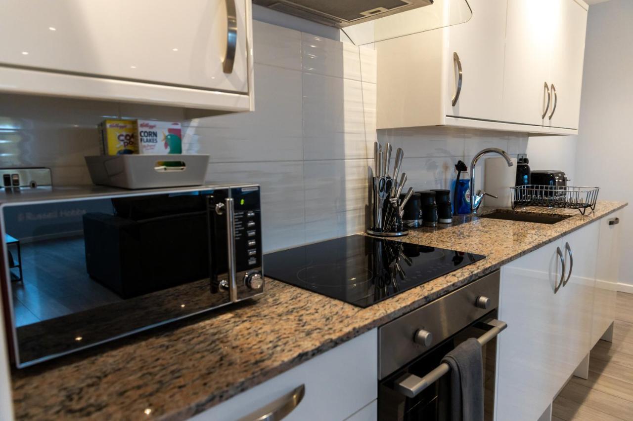 Cosy Flats Near Heathrow, Group Bookings Available With Parking Space Hounslow Exterior photo
