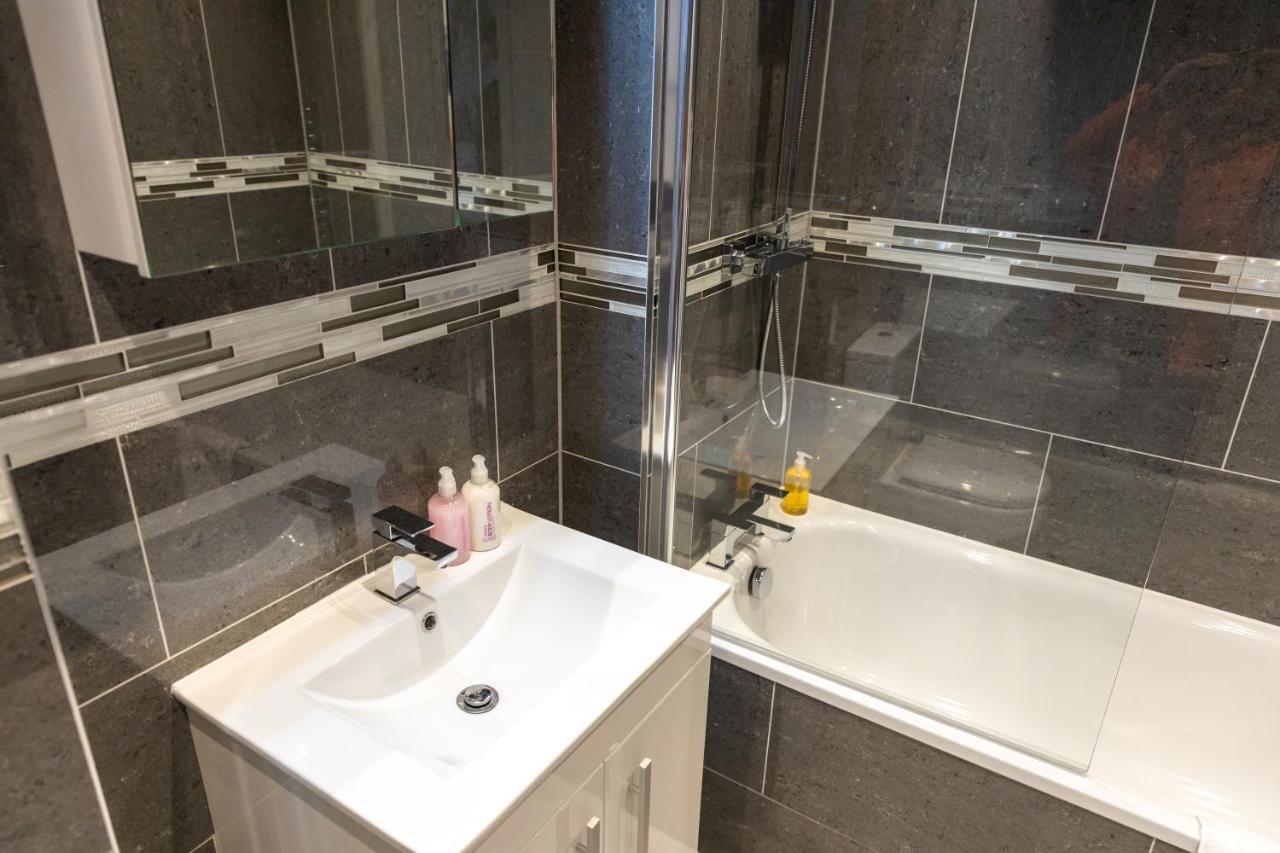 Cosy Flats Near Heathrow, Group Bookings Available With Parking Space Hounslow Exterior photo