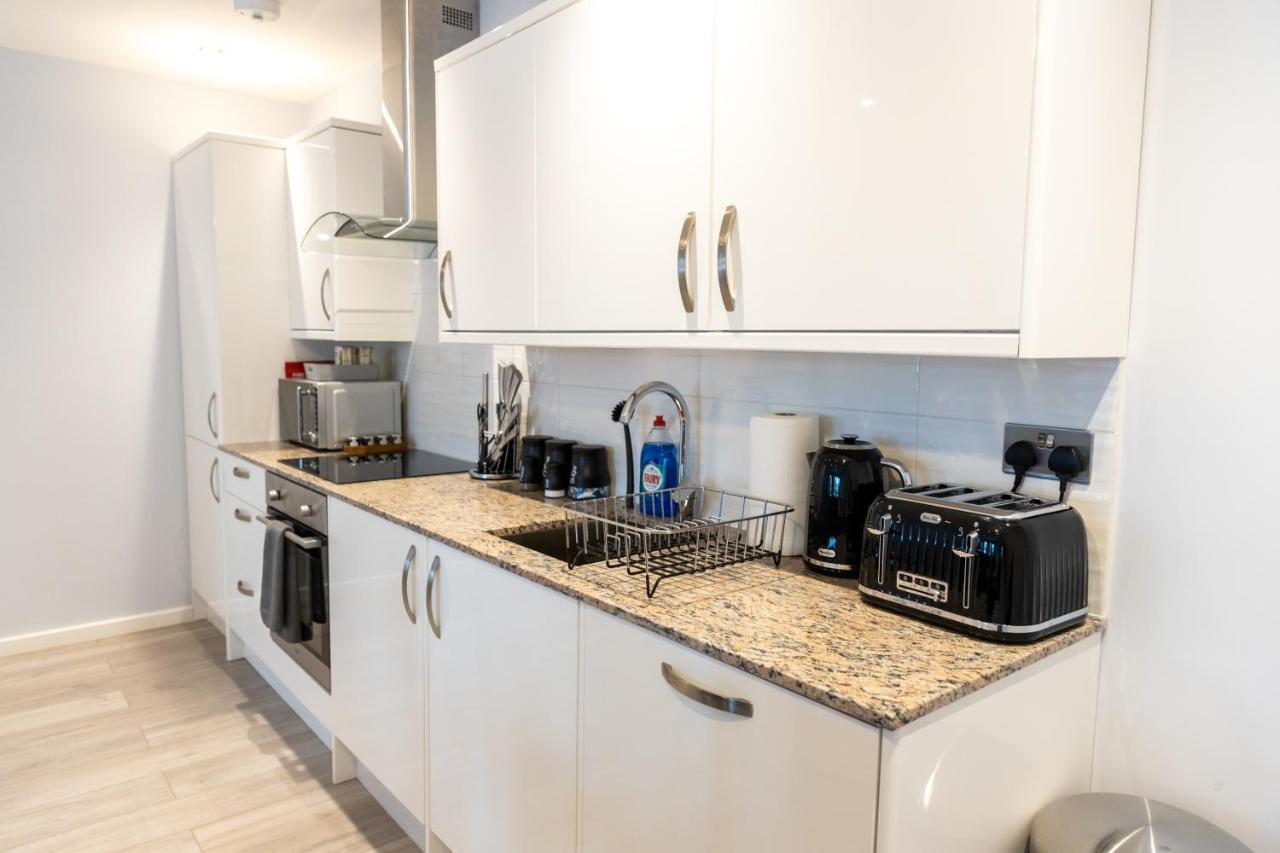Cosy Flats Near Heathrow, Group Bookings Available With Parking Space Hounslow Exterior photo