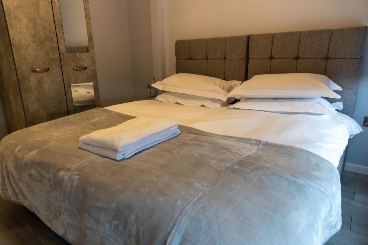 Cosy Flats Near Heathrow, Group Bookings Available With Parking Space Hounslow Exterior photo