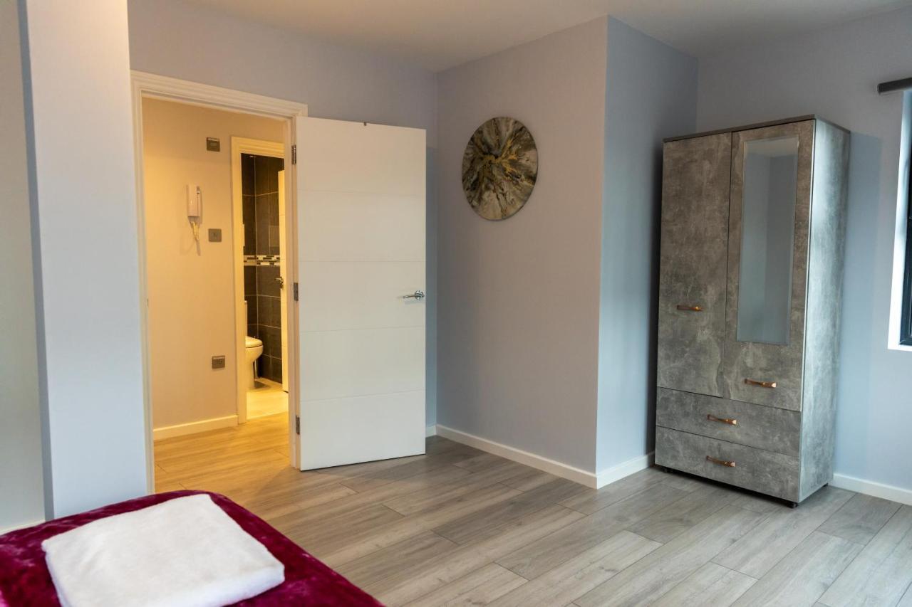Cosy Flats Near Heathrow, Group Bookings Available With Parking Space Hounslow Exterior photo