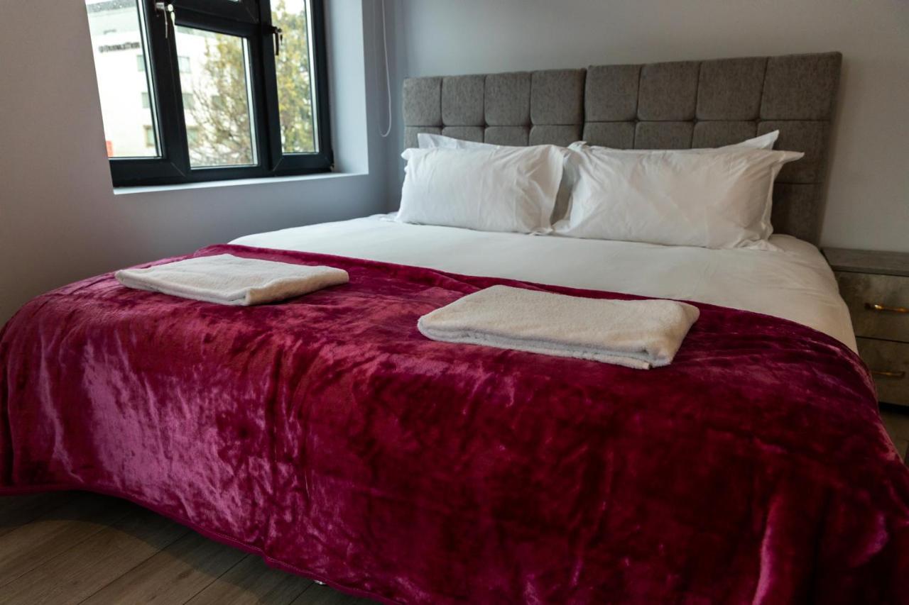 Cosy Flats Near Heathrow, Group Bookings Available With Parking Space Hounslow Exterior photo