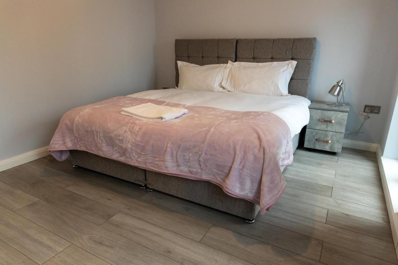 Cosy Flats Near Heathrow, Group Bookings Available With Parking Space Hounslow Exterior photo