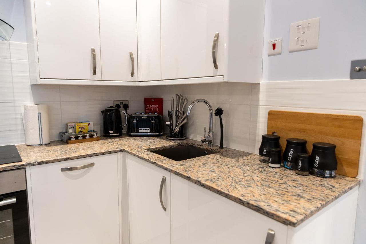 Cosy Flats Near Heathrow, Group Bookings Available With Parking Space Hounslow Exterior photo